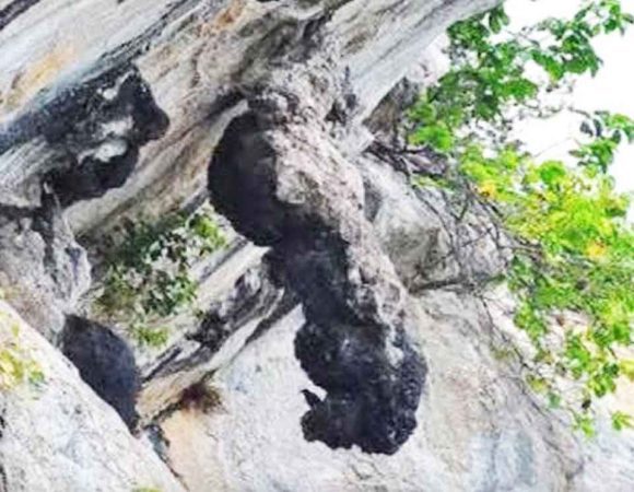 Batu Gantung | Kisah Unik di Balik Keindahan Parapat Danau Toba