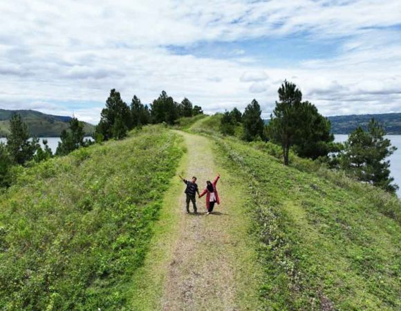 Bukit Cinta Samosir | Spot Sunset Romantis di Tepi Danau Toba