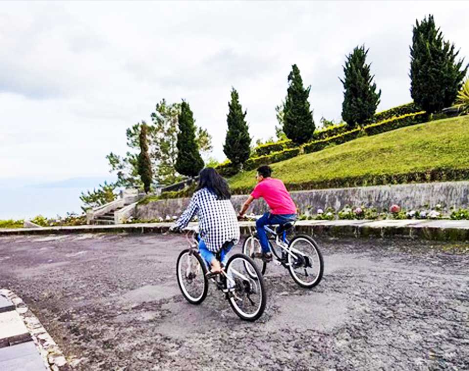 Bersepeda di Taman Simalem Resort