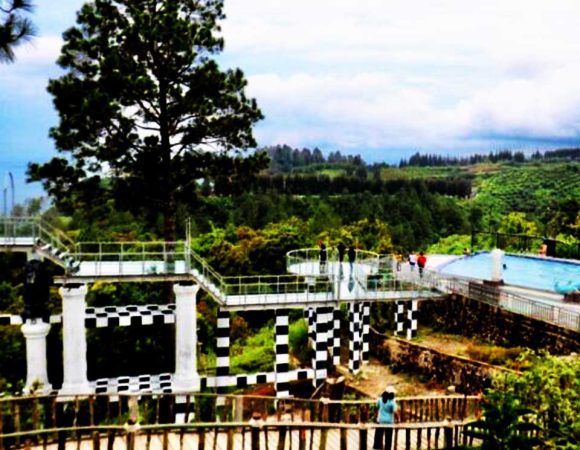 Maulana Cafe & Villa | Tempat Mengintip Danau Toba dari Merek