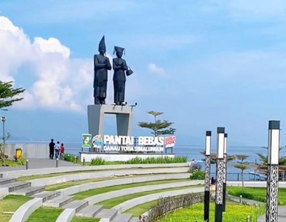 Pantai Bebas | Spot Foto & Ruang Terbuka di Kota Parapat