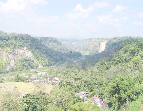 Ngarai Sianok | Kemegahan Lembah Pendiam di Kota Bukittinggi