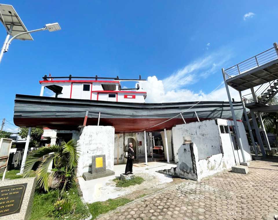 Kapal di Atas Rumah