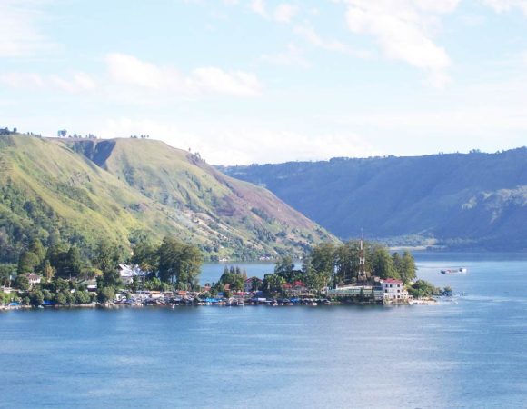Kota Parapat | Main Gate dan Permata di Tepian Danau Toba