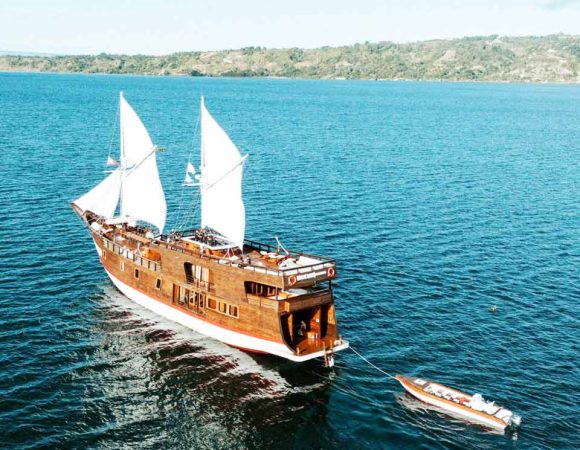Phinisi Mokhsa Danau Toba | Kemewahan Berlayar di Kaldera Toba
