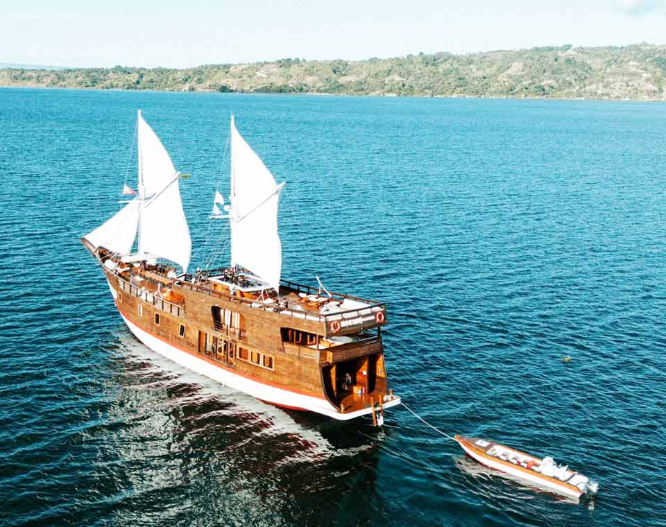 Phinisi Mokhsa Danau Toba