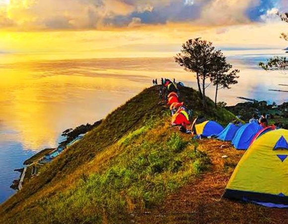 Berkemah di Bukit Siadtaratas | “Swiss” van Sumatra Danau Toba