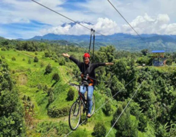 Bike In The Air Simalem Resort dengan Panorama Danau Toba